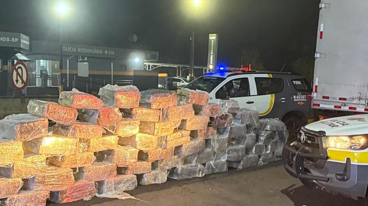 Polícia apreende quase duas toneladas de maconha em fundo falso de caminhão de água