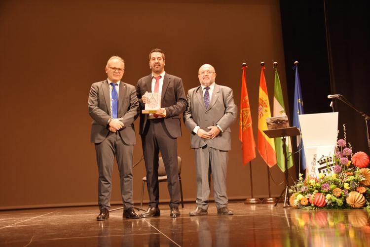 Miguel J. Ávalos, acompañado en el escenario por la Virgen de la Piedad, pregonó y piropeó la Feria y Fiestas de Baza 2026