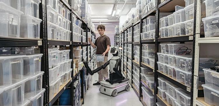 PAL Robotics - Tiago Pro in the warehouse. (PAL Robotics/IFR)