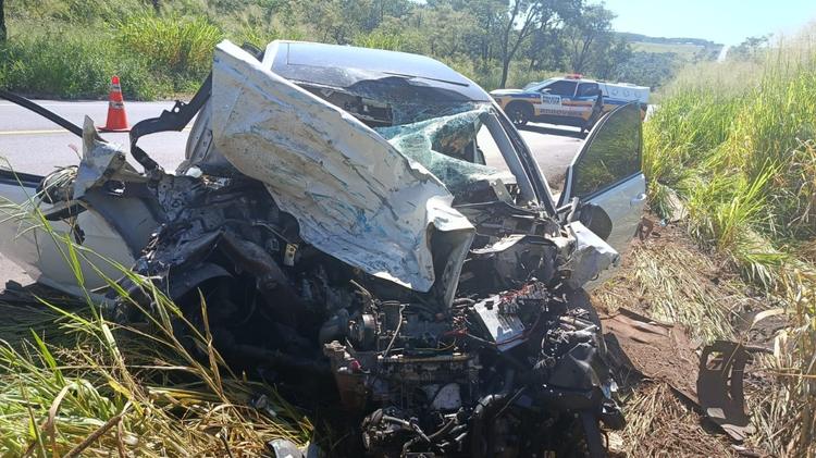 Duas pessoas morrem e quatro ficam feridas em batida entre caminhão e carro na MGC-497, em Uberlândia