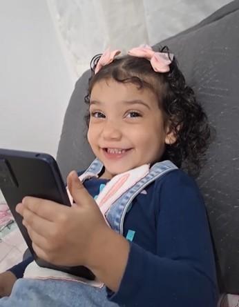 Padrasto de criança morta com sinais de agressão na Maré é ouvido na DH