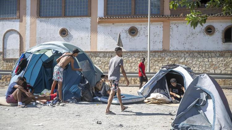 Sanidad y las comunidades enviarán 45.000 vacunas a Ceuta para prevenir "potenciales enfermedades"