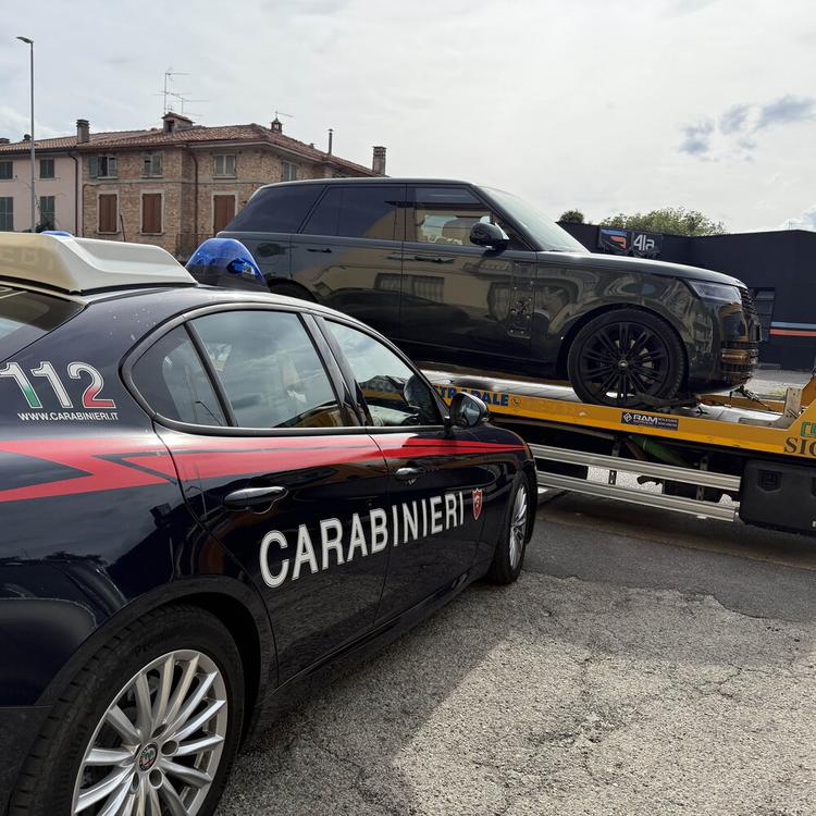 Alla guida di un'auto rubata, 15enne arrestato dopo un inseguimento sulla E45