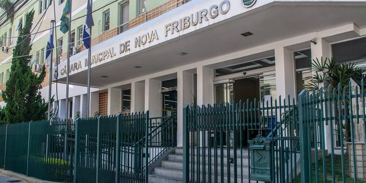 Legado Honrado: ex- assessor parlamentar Bruno Medeiros imortalizado no Hall da Câmara Municipal de Nova Friburgo