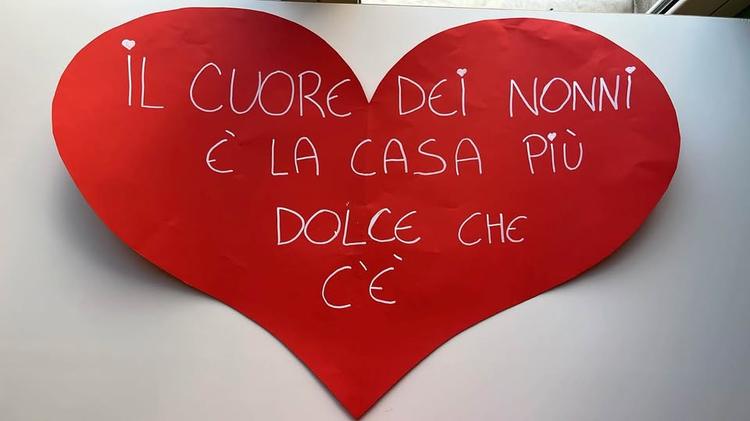 «Il cuore dei nonni è la casa più dolce che c’è». ❤️ Oggi, all’”Asilo Nido Comunale Fantasia”, i bambini hanno festeggia...