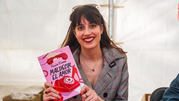 Paula Ramos, escritora: "Hay la creencia de que una mujer empoderada no puede enamorarse, y no es así"