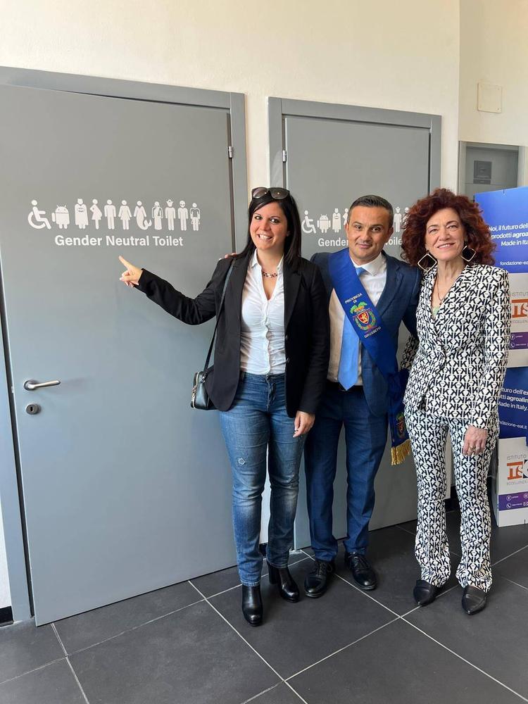 Bagni woke con alieni e sirene: esplode la polemica in una scuola a Grosseto