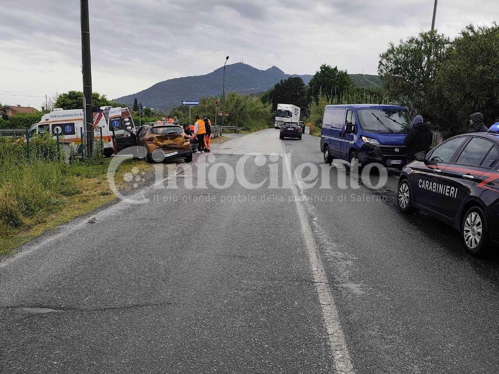 Incidente a Policastro Bussentino: tamponamento sulla Statale 18, due feriti in ospedale