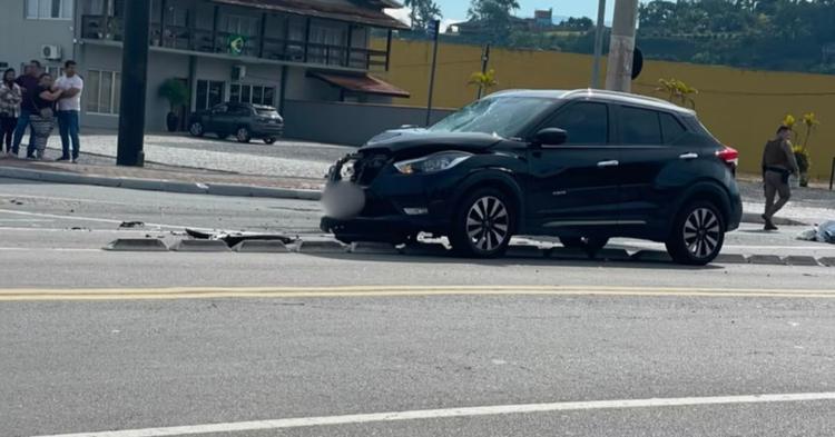 Motociclista morre após acidente com carro na rodovia Antônio Heil, em Brusque