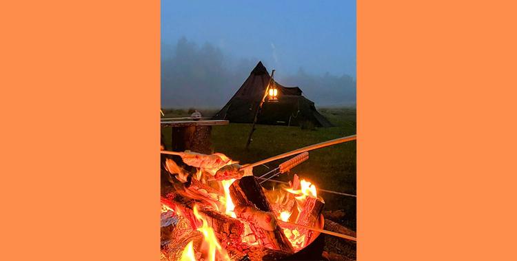  Zelt mit Lampe bei Nacht