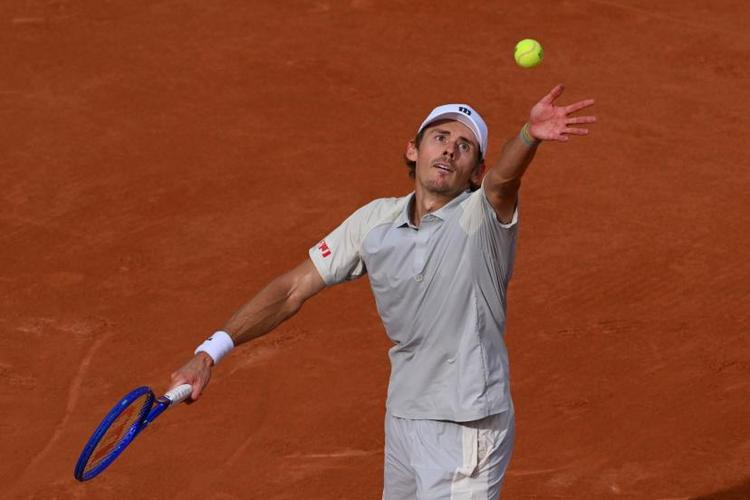 Alex De Minaur, ici au service à Roland-Garros contre Jakub Mensik. (F.Faugere/L'Équipe)