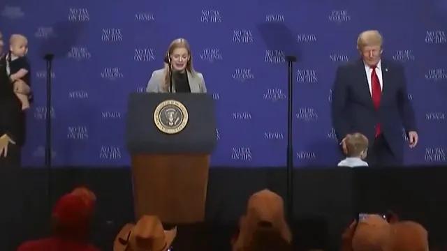 Trump corre atrás de menino no palco: "Não quero que seja como o Biden"