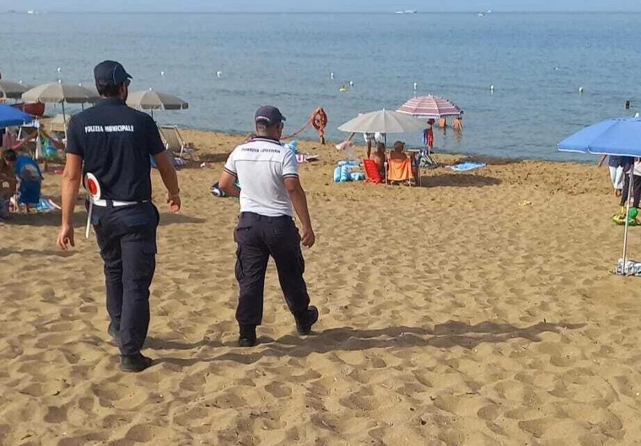 Blitz a Castellabate: sequestri e denunce contro l’ombrellone selvaggio