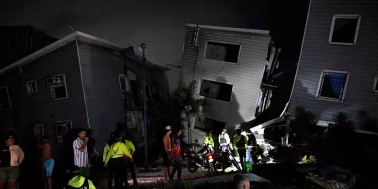 Terremoto in Venezuela, scossa di magnitudo 7.5: si scava tra i palazzi crollati. "Non risultano vittime italiane". Stime dell'Usgs: "Migliaia di morti"