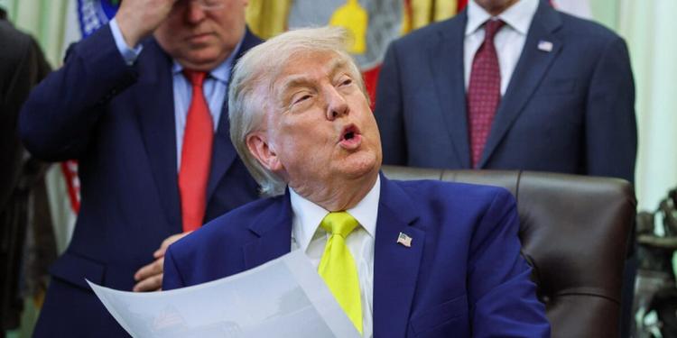 Trump: "L'Iran ha abbattuto un nostro Apache nello Stretto di Hormuz. Risponderemo"