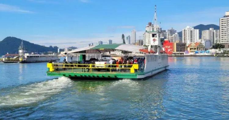 Travessia de ferry boat entre bairros é suspensa por fortes correntezas no Rio Itajaí-Açu