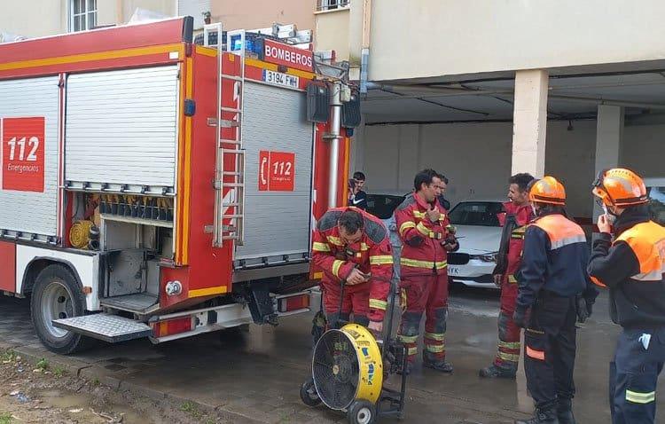 Desalojadas 60 personas de un bloque de pisos en Utrera tras registrarse un incendio en una vivienda