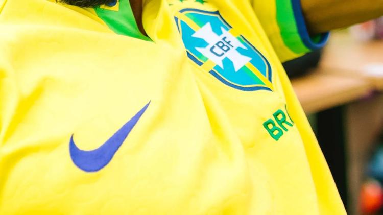 Mercado denunciado por obrigar funcionários a usar camisa da seleção recusou acordo e evitar interferências no período eleitoral