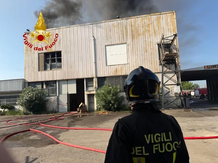 Incendio in ditta pellami all’Osmannoro, alta colonna di fumo