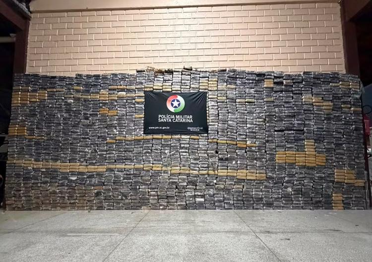 Polícia encontra 3,5 toneladas de cocaína escondidas em casas vazias de Navegantes e Blumenau