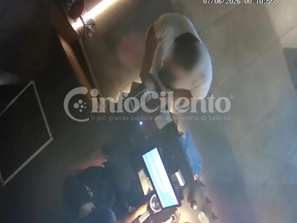 Scario, truffa lampo in un locale del lungomare: raggirata la cassiera