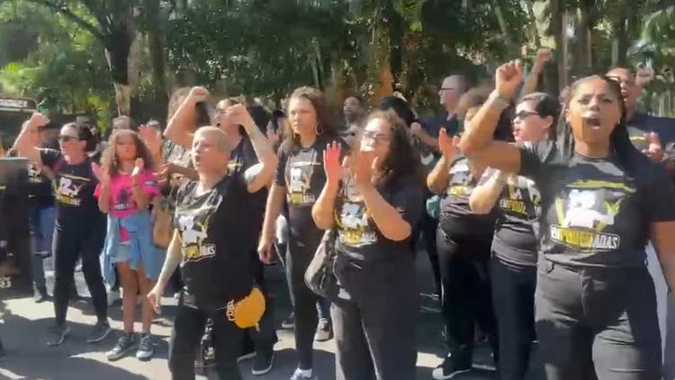 Com salários atrasados, funcionárias do programa Empoderadas protestam em frente ao Palácio Guanabara