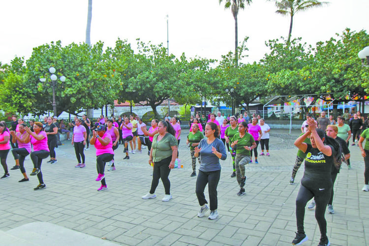 Furor en Puente de Ixtla por Master Class de Zumba masiva en la explanada principal