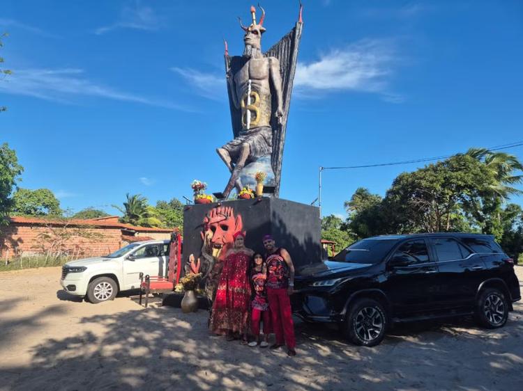 Mãe Rainha das Trevas: quem é a feiticeira que ergueu estátua de 11 metros em homenagem ao Diabo no Ceará