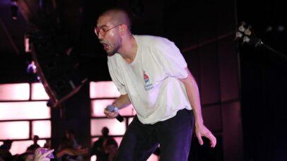 Ele enfrentou uma onda de perdas nos últimos anos, mas este punk de Nova York nunca desistiu