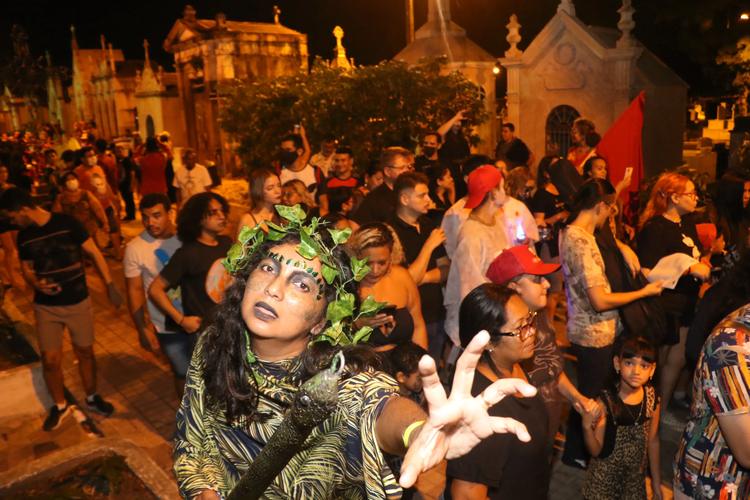 Cortejo Visagento leva assombrações e cultura popular às ruas do bairro do Guamá em Belém