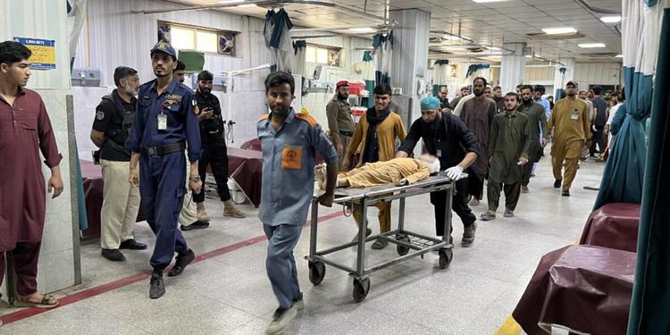 Pakistan, crolla il tetto di una scuola a Peshawar: almeno 30 morti