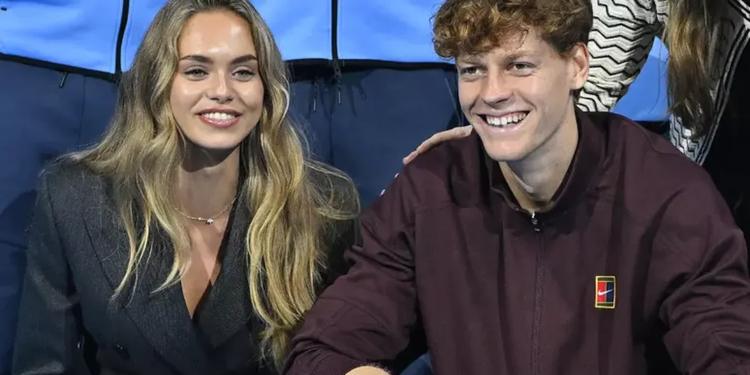 Jannik Sinner "sorpreso" in Sardegna tra tuffi e baci infuocati con la fidanzata Laila