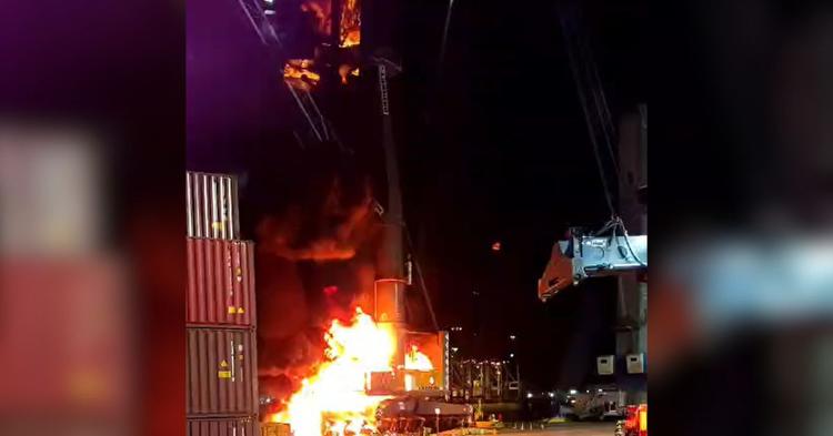 Incêndio destrói guindaste da JBS Terminais no Porto de Itajaí