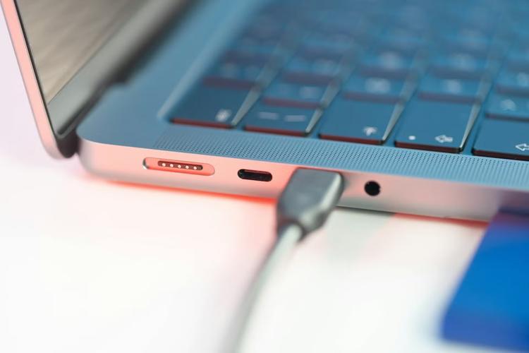 Deixar o notebook ligado na tomada o dia todo estraga a bateria?