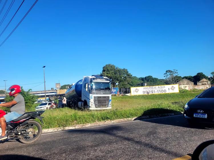Caminhão-tanque invade canteiro do viaduto do Coqueiro e causa engarrafamento em Ananindeua