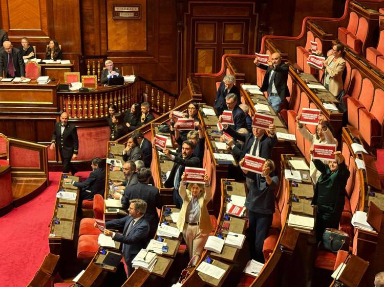 Dl Sicurezza, via libera al Senato con 96 sì: cartelli e proteste dalle opposizioni