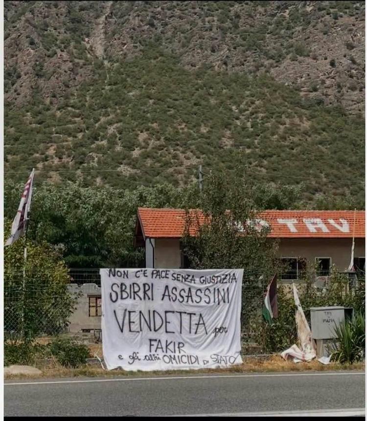 Striscione choc dei No Tav: "Sbirri assassini. Vendetta per Fakir"
