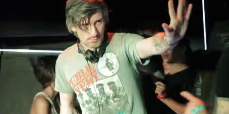 Il dj Kavinsky ritrovato morto in casa a Parigi: aperta un’inchiesta per chiarire le cause del decesso
