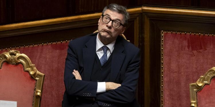 Il Pil scende allo 0,6% nel 2026 e nel 2027, sale il deficit. Giorgetti: "Pesa ancora il Superbonus"