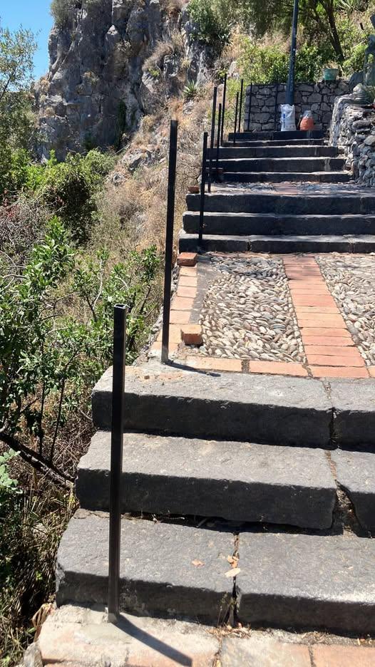 Sono in avanzato stato di realizzazione i lavori di sistemazione della strada pedonale che da via Circonvallazione condu...