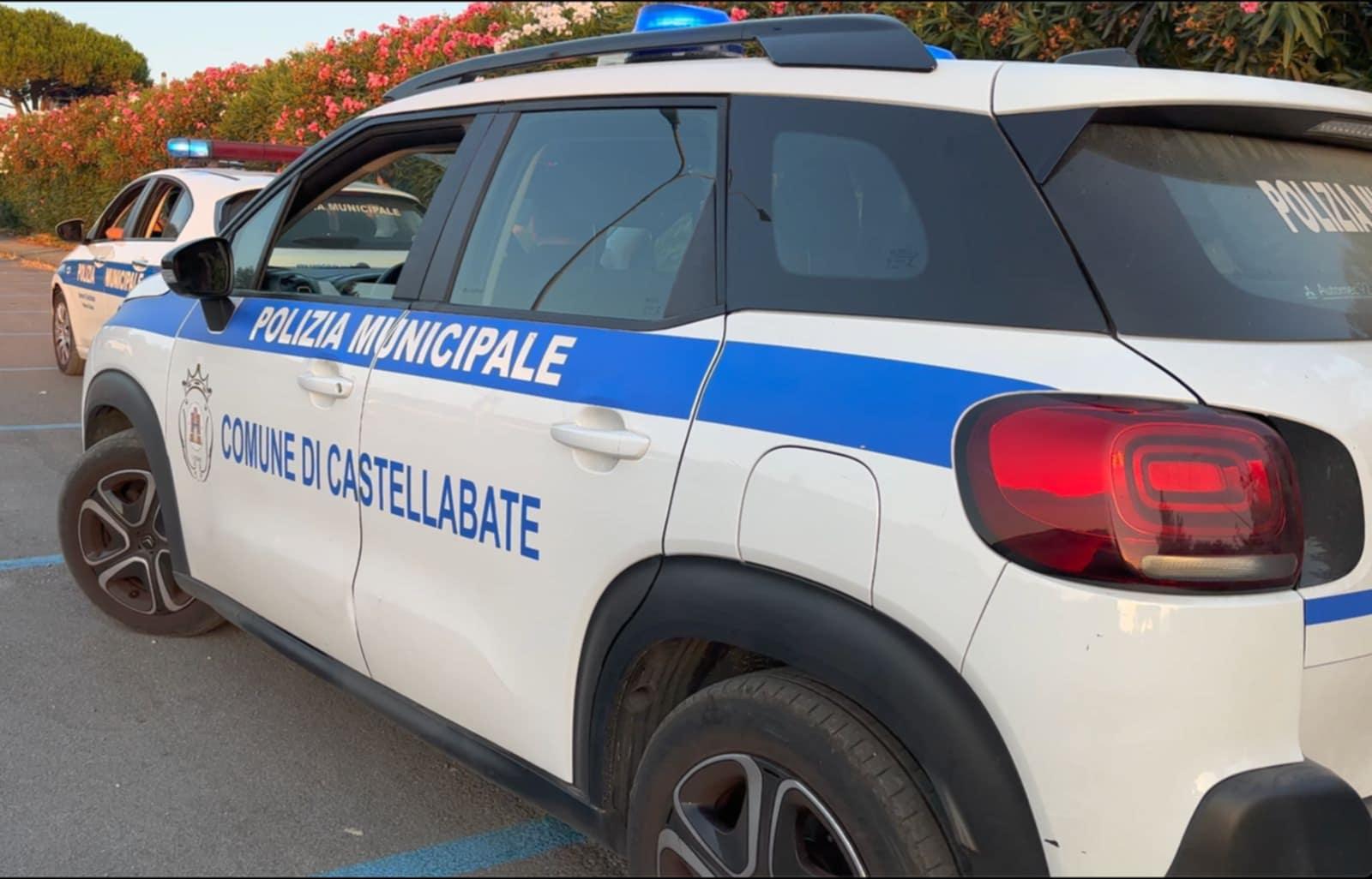 Fototrappole a Castellabate: incastrato con le telecamere mentre getta rifiuti in spiaggia, denunciato un uomo