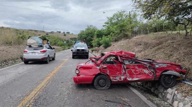 Brutal choque en la Amacuzac-Michapa: Conductor destroza su auto contra un paredón