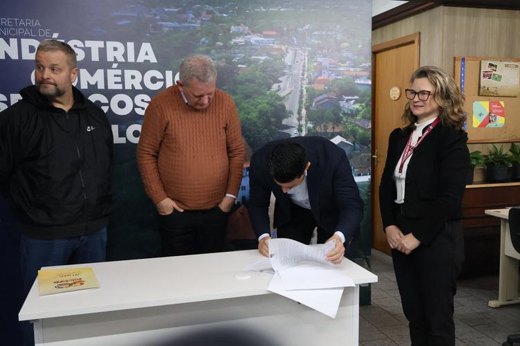 ADMISTRAÇÃO MUNICIPAL E ACINP ASSINAM TERMO DE FOMENTO PARA A CAMPANHA NOVA EM COMPRAS