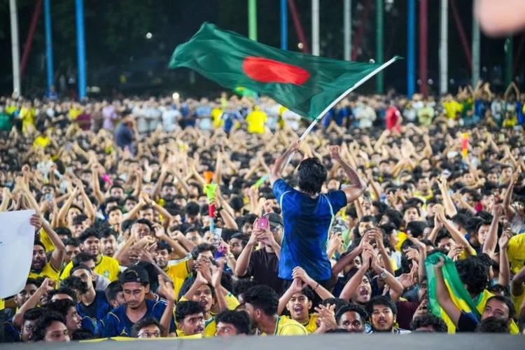 Torcida em Bangladesh festeja vitória do Brasil sobre o Japão: futebol é um fenômeno cultural internacional (Foto: Fifa / Reprodução Facebook)