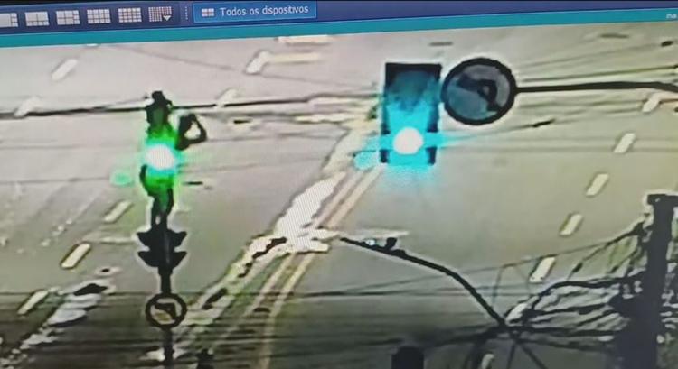 Criminosos escalam postes e roubam semáforos e fios de cobre no Recife; VÍDEO