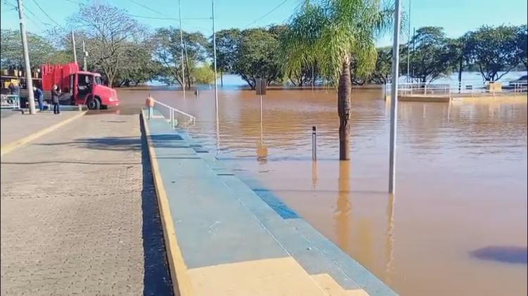 Rio Uruguai transborda e tira moradores de casa na Fronteira Oeste do RS