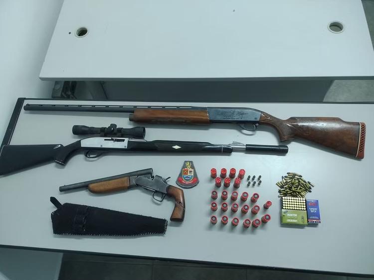 Idoso é preso com armas e munições após denúncia de ameaça contra nora, em Piracaia