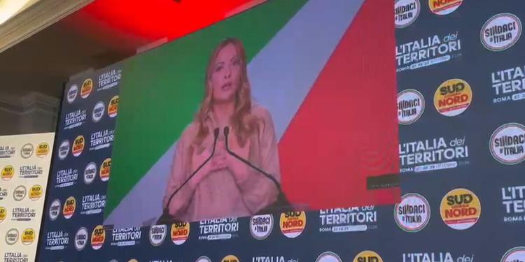 Meloni alla convention di Cateno De Luca: «Un percorso entusiasmante». Sud chiama Nord all’1,1%