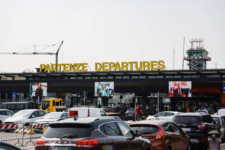 Malpensa, l'aeroporto resta intitolato a Silvio Berlusconi. Il Tar respinge i ricorsi