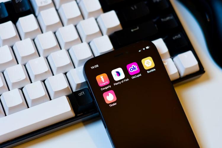 Como os apps de namoro afetam os relacionamentos e a economia do desejo